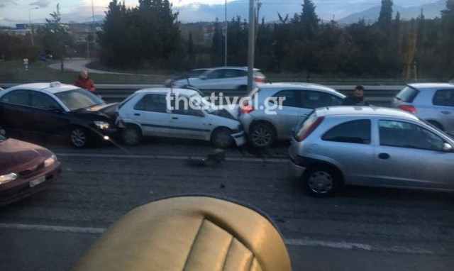 Χάος στην Ε.Ο. Θεσσαλονίκης - Μουδανιών: Καραμπόλα 7 οχημάτων εξαιτίας της βροχής