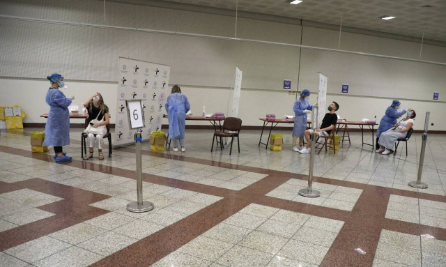 Κρούσματα σήμερα: Η γεωγραφική κατανομή των 2.190 μολύνσεων – 531 στην Αθήνα, 296 στη Θεσσαλονίκη