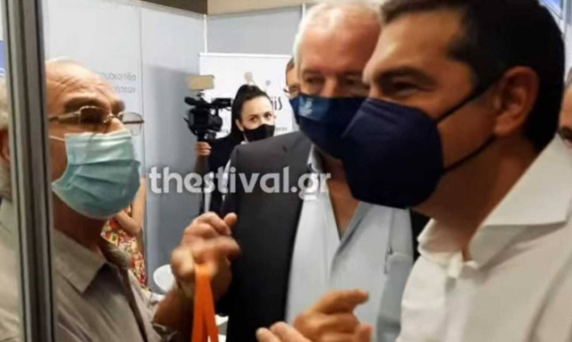 ΔΕΘ 2021: Πολίτης δάκρυσε μπροστά στον Αλέξη Τσίπρα - «Εσείς και η ΝΔ μας πήρατε την περιουσία»