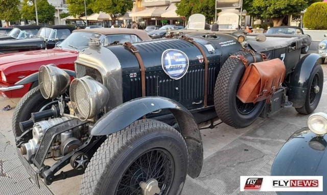 Σπάρτη: Ταξίδι στο χρόνο! Αυτοκίνητα αντίκες τράβηξαν τα βλέμματα στο κέντρο της πόλης