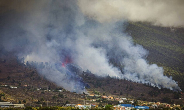 Έκρηξη ηφαιστείου στη νήσο Λα Πάλμα: Προηγήθηκαν 22.000 σεισμοί, το έδαφος σηκώθηκε 10 εκατοστά