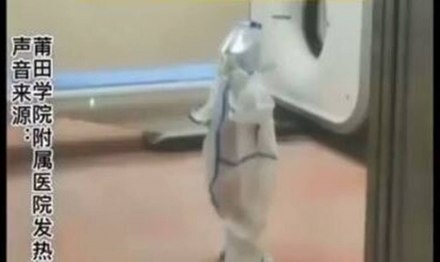 Κίνα: Συγκλονιστική εικόνα - 4χρονος μπαίνει ολομόναχος σε καραντίνα