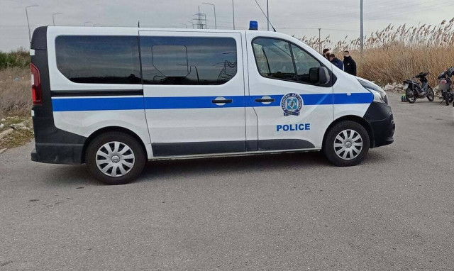 Μυτιλήνη: Μετέφερε 4,5 κιλά κοκαΐνης με «ξεκάρφωμα» τον 11χρονο γιο της και σφραγίδα «Dior»