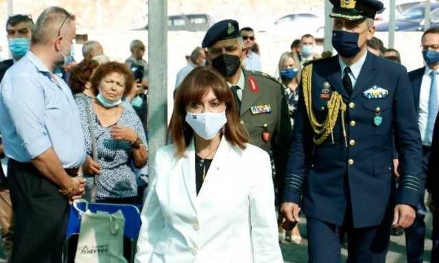 Σακελλαροπούλου: Συγκινημένη στην αντιφώνησή της για τα θύματα και τις γυναίκες