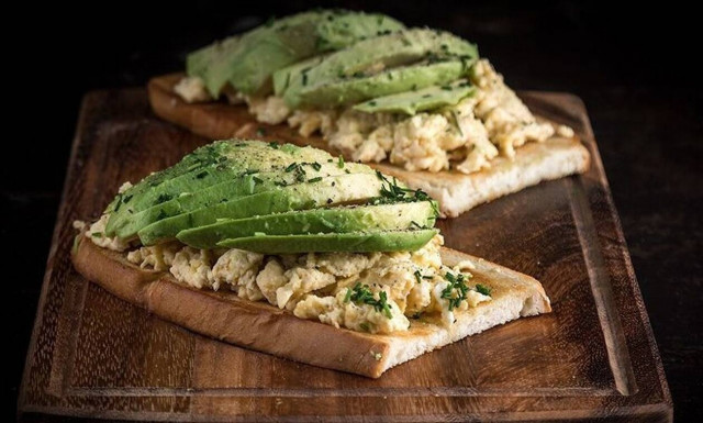 Αβοκάντο τοστ με αβγά scrambled - Συνταγή για νόστιμο πρωινό από τον Άκη Πετρετζίκη