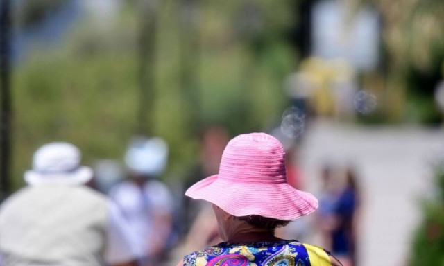 Καιρός: Το καλοκαίρι είναι ακόμα εδώ - Ζέστη, θολή ατμόσφαιρα και μεγάλος κίνδυνος πυρκαγιάς