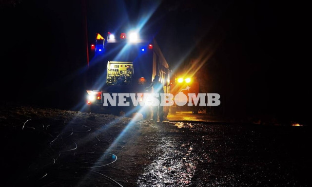 Φωτιά στη Νέα Μάκρη: Μικρές διάσπαρτες εστίες στην περιοχή - Μάχη με τις αναζωπυρώσεις