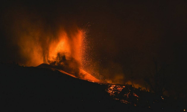 Ισπανία: Η λάβα δεν θα φτάσει απόψε στη θάλασσα - Kινείται με πιο αργό ρυθμό