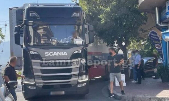 Λαμία: Νταλίκα «σφήνωσε» στο κέντρο της πόλης