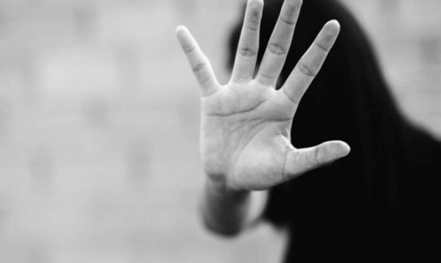 Φρίκη στη Ρόδο: Ξυλοφόρτωνε τη σύζυγό του και την απειλούσε πως θα την δολοφονήσει