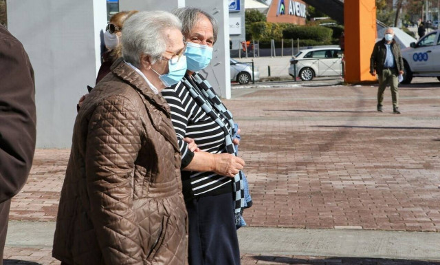 Τρίτη δόση: «Πράσινο φως» για ηλικιωμένους σε δομές φροντίδας, άτομα άνω των 60 και υγειονομικούς
