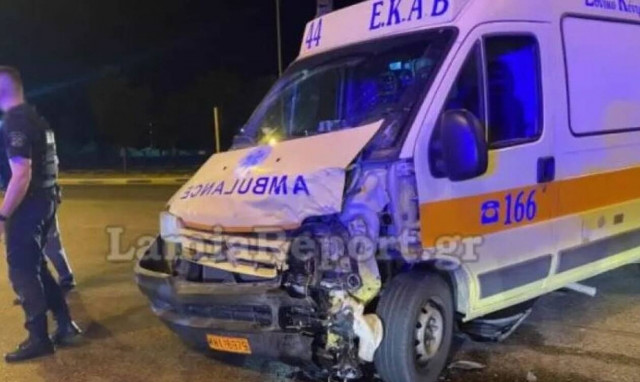 Λαμία: Σφοδρή σύγκρουση ΙΧ με ασθενοφόρο - Στο νοσοκομείο ένα τρίχρονο κοριτσάκι