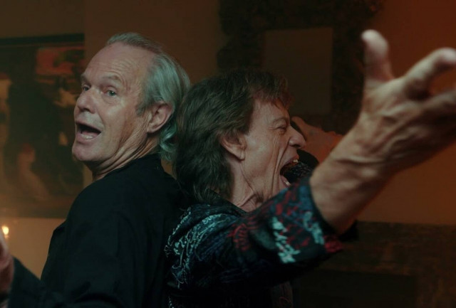 Δείτε τον Μικ Τζάγκερ σε βιντεοκλίπ με τον μικρότερο αδερφό του