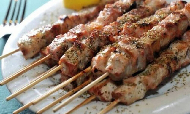 Σουβλάκι: Αυξάνεται η τιμή στο αγαπημένο φαγητό των Ελλήνων – Πόσο κοστίζει