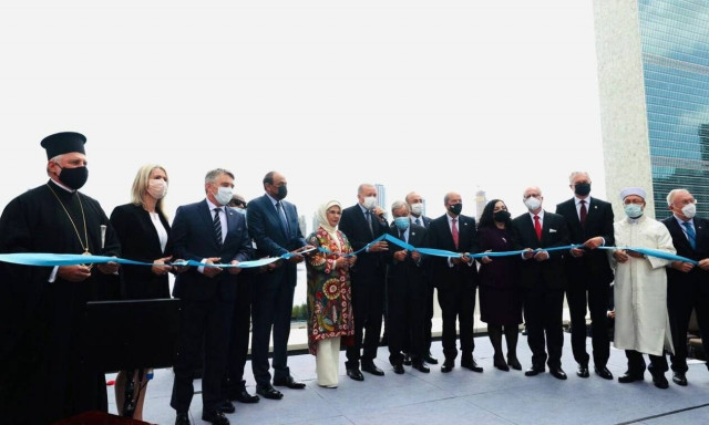 Κόψιμο κορδέλας στα εγκαίνια του «Τουρκικού Κέντρου» στη Νέα Yόρκη
