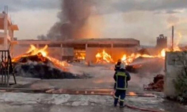 Φωτιά στον Ασπρόπυργο: Καλύτερη η εικόνα, περιορίζεται περιμετρικά η πυρκαγιά