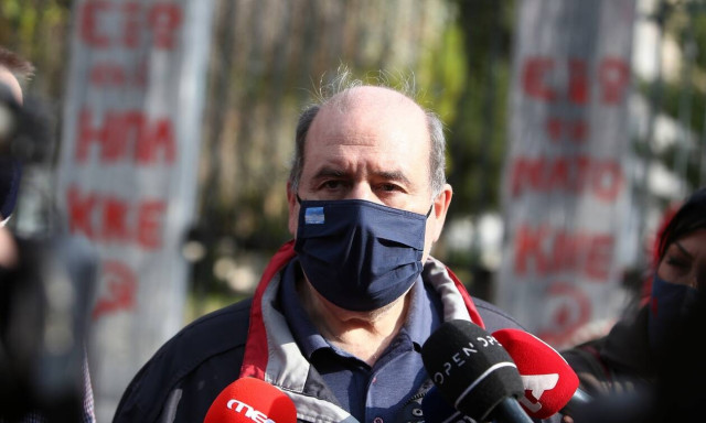 Φίλης: Είναι παράλογο σε ένα τμήμα 25 παιδιών να πρέπει να νοσήσουν τα 13 για να κλείσει