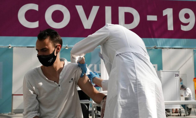 Ανησυχία των Ρώσων για το Sputnik-V μετά το «μπλόκο» του ΠΟΥ - Εμβολιάζονται στο εξωτερικό