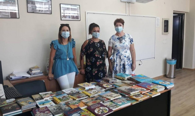 Το πρωθυπουργικό γραφείο έστειλε βιβλία, στα παιδιά, στον Αρχάγγελο Ρόδου