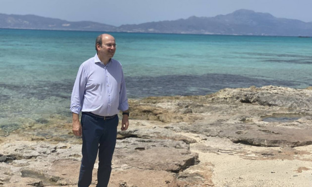 Ο Κωστής Χατζηδάκης για τον «Σασμό»: Είμαι περήφανος που ο πατέρας μου ήταν ειρηνοποιός