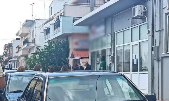 Κρήτη: Κλειδώθηκε στο ΚΑΠΗ μαζί με τον σύζυγο της μη εμβολιασμένη φυσικοθεραπεύτρια