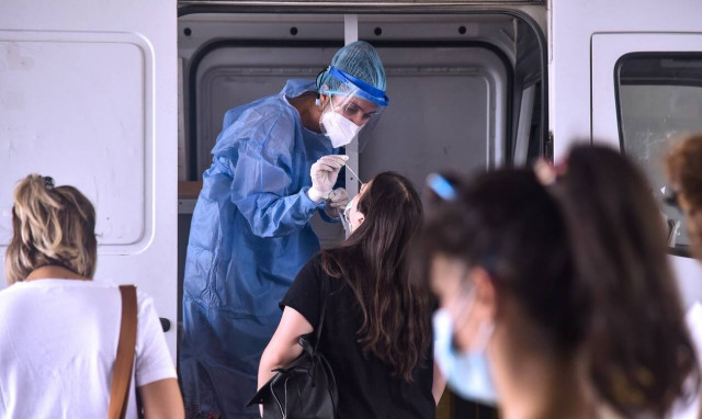 Κρούσματα σήμερα: Κυριαρχεί το στέλεχος «Δέλτα» με 809 νέα κρούσματα - Πού εντοπίζονται