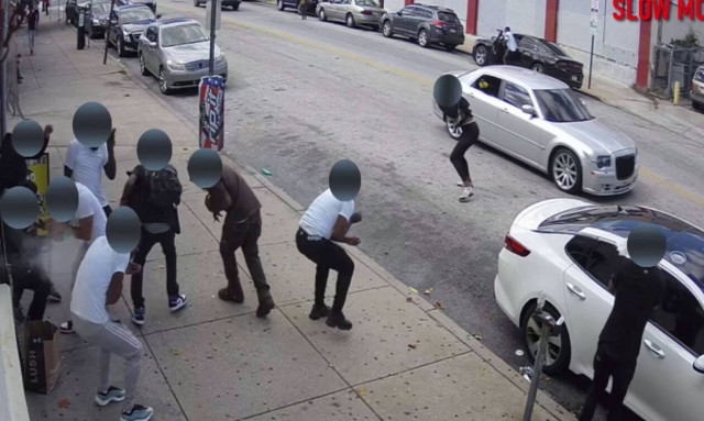 ΗΠΑ: Άγνωστος πυροβόλησε 24 φορές κατά ανυποψίαστων ατόμων - Το βίντεο σοκάρει