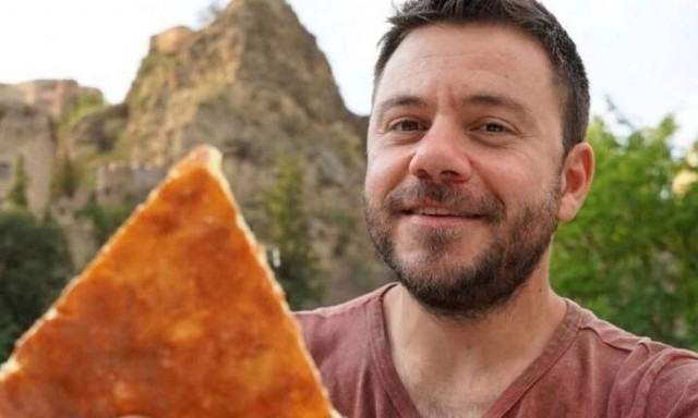 Ο Ευτύχης Μπλέτσας απάντησε αν παίρνει λεφτά για να διαφημίζει εστιατόρια στην εκπομπή του (pic)