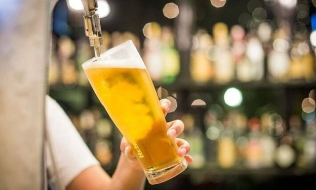 Είπε πως θα κεράσει μπύρες όποιον πάει στον αγώνα της ομάδας του και πλήρωσε 14.500$