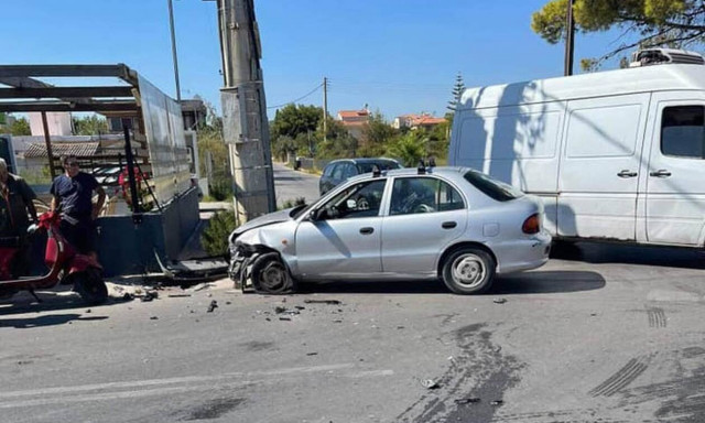 Σοβαρό τροχαίο στην Αρτέμιδα – Παιδιά ανάμεσα στους τραυματίες