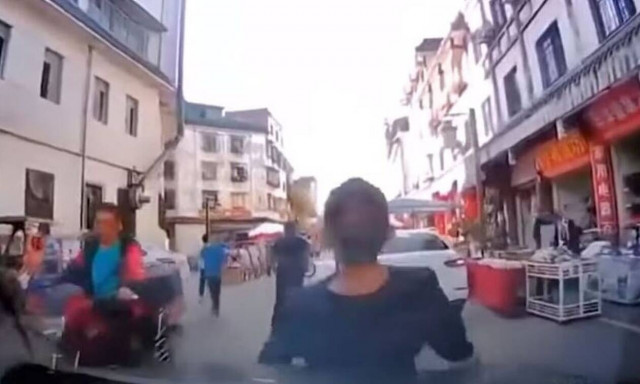 Κίνα: Η στιγμή που οδηγός πάτησε γκάζι αντί για φρένο – Έξι τραυματίες