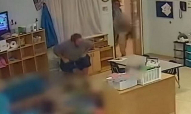 ΗΠΑ: Δάσκαλος ρίχνει 4χρονη στο πάτωμα με μια σπρωξιά (video)