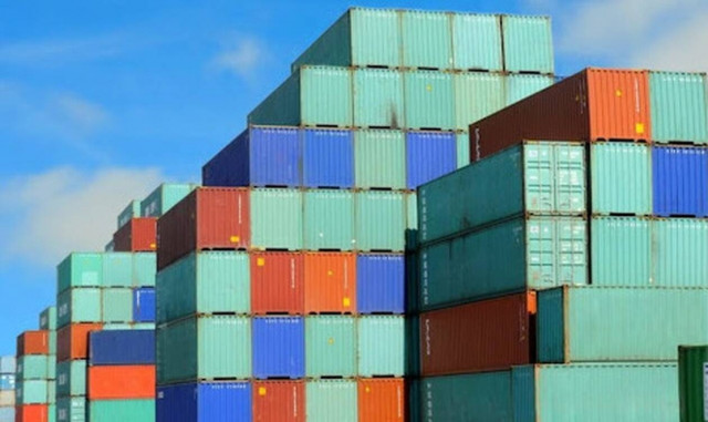 Πλημμύρισε ο Πειραιάς από κοντέινερς που παραμένουν στα «αζήτητα»