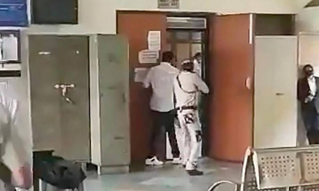 Ινδία: Μαφιόζικη εκτέλεση μέσα σε δικαστήριο - Οι δολοφόνοι μπήκαν μεταμφιεσμένοι δικηγόροι
