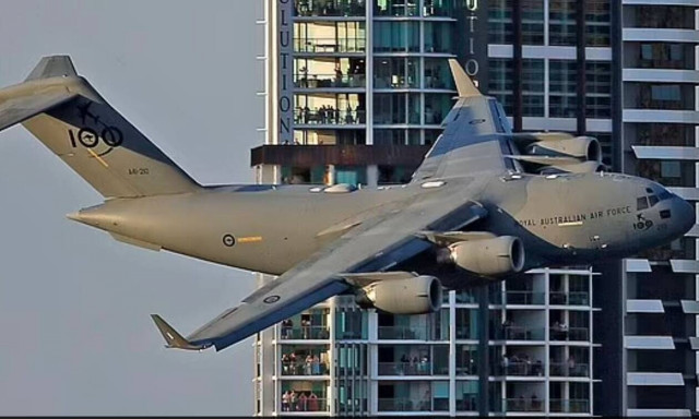 Αυστραλία: Η «βόλτα» αεροπλάνου ανάμεσα σε ουρανοξύστες ξύπνησε μνήμες 11ης Σεπτεμβρίου