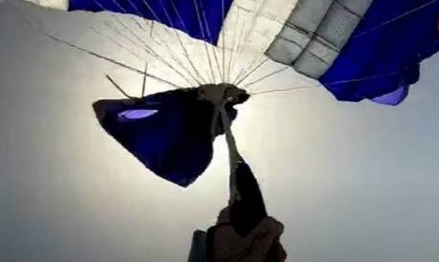 Συγκλονιστικό βίντεο: H αγωνιώδης προσπάθεια Έλληνα αλεξιπτωτιστή να ξεμπλέξει τους ιμάντες σε άλμα