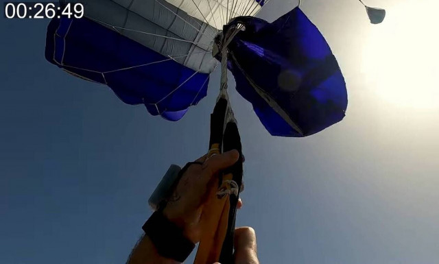 Η αγωνιώδης προσπάθεια αλεξιπτωτιστή να ξεμπερδέψει το αλεξίπτωτο κατά τη διάρκεια ελεύθερης πτώσης