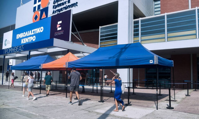 Απίστευτες σκηνές σε εμβολιαστικό κέντρο: Γυναίκα άρχισε να τρέχει με τη σύριγγα στο μπράτσο