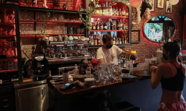 Κορονοϊός - Χανιά: Βαριές «καμπάνες» σε μαγαζιά εστίασης, για ανεμβολίαστους θαμώνες