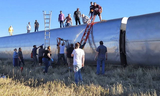 ΗΠΑ: Τουλάχιστον 3 νεκροί στον εκτροχιασμό επιβατικού συρμού στη Μοντάνα