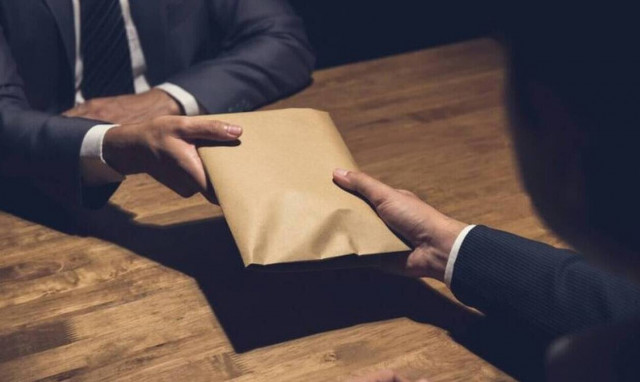 Δωροδοκήσατε; Πώς θα γλιτώσετε την τιμωρία με το νέο Ποινικό Κώδικα