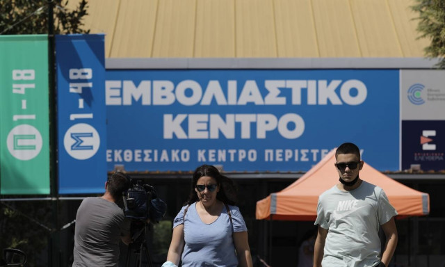 Τρίτη δόση εμβολίου: Ποιοι εξαιρούνται - Τι θα γίνει με όσους έκαναν J&J και AstraZeneca