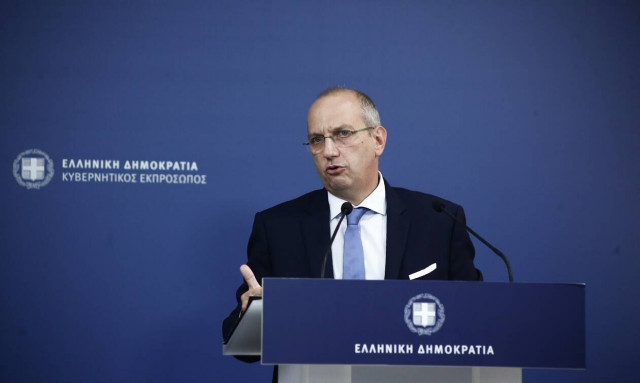 Live η ενημέρωση των πολιτικών συντακτών από τον κυβερνητικό εκπρόσωπο