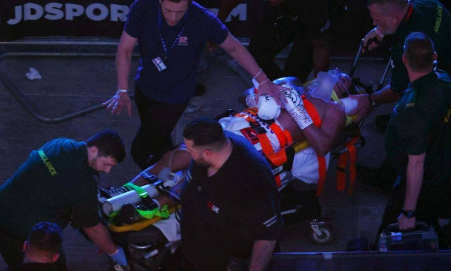 Τρομακτική στιγμή: Πυγμάχος έφυγε με φορείο μετά από νοκ άουτ – Νοσηλεύτηκε στο νοσοκομείο (video)