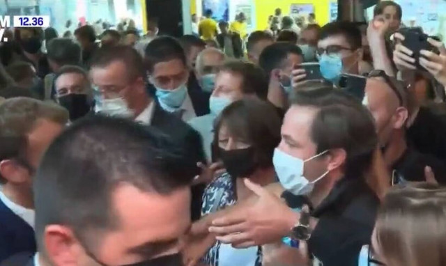 Γαλλία: Πέταξαν αυγό στον Μακρόν - Δείτε το βίντεο της επίθεσης