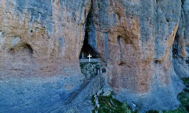 Άγνωστη Ελλάδα: Το «Ζάλογγο» της Κορινθίας με τα λεία, κάθετα βράχια και τη σκοτεινή ιστορία