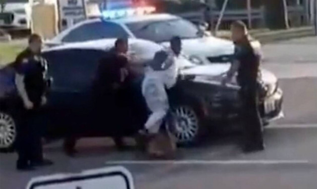 Σάλος στις ΗΠΑ με το βίντεο που δείχνει αστυνομικό σκύλο να επιτίθεται σε άνδρα που έχει συλληφθεί