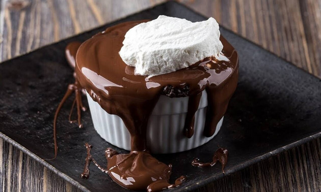 Ζουμερό σουφλέ σοκολάτας γάλακτος σε λίγα λεπτά - Λαχταριστή συνταγή του Άκη Πετρεζίκη