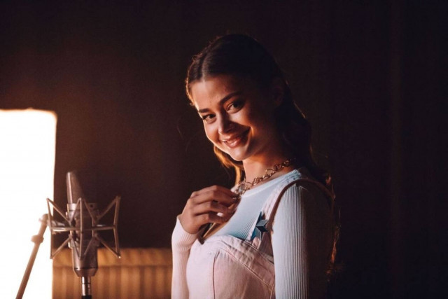 Η Stefania ερμηνεύει τραγούδι για την Disney