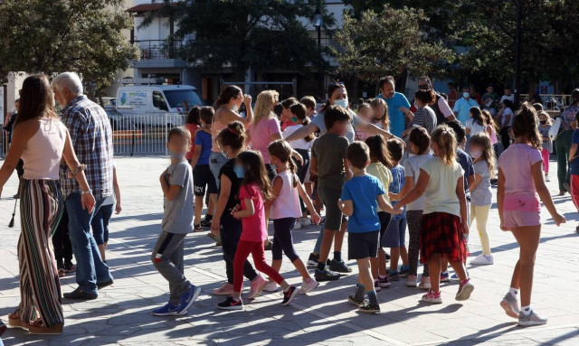 Κρούσματα σήμερα: Σε παιδιά και εφήβους εντοπίζεται το 33,64% των νέων μολύνσεων